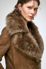 Tyra - Olivgrüner Lammfellmantel